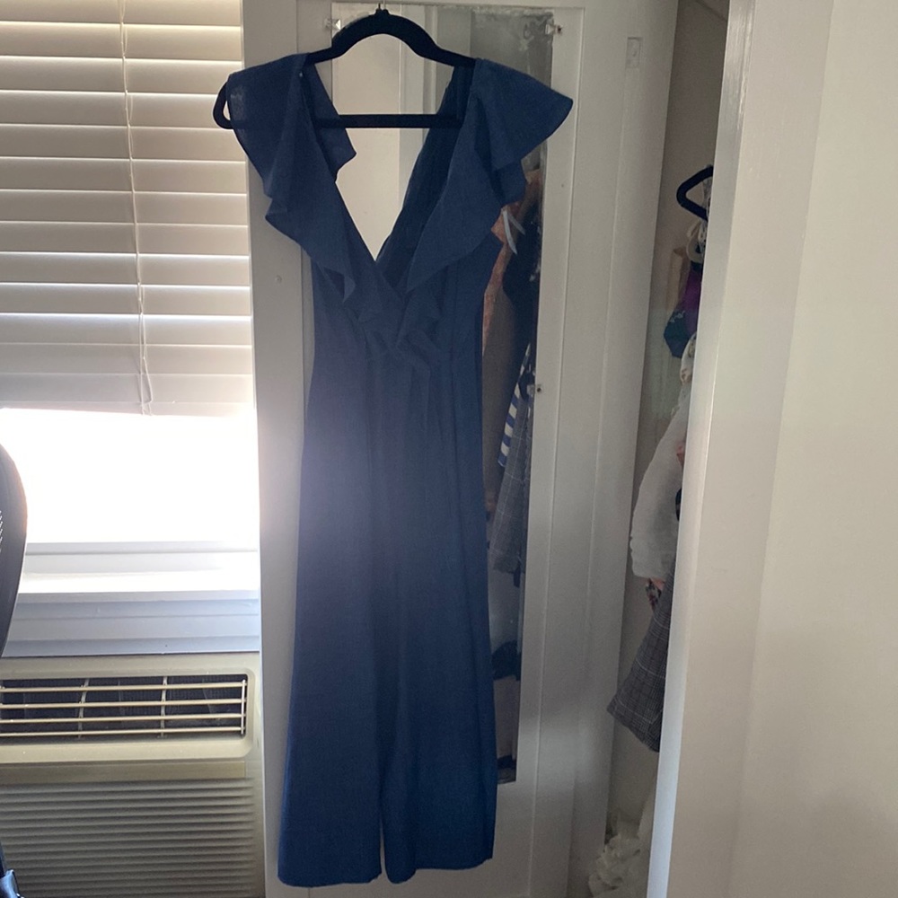 Beautiful navy jumpsuit. Perfect for special occasions or work!